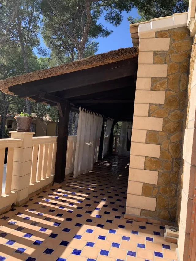 Villa de estilo mallorquín con amplio jardín de pinos en Cala Vinyes — 20