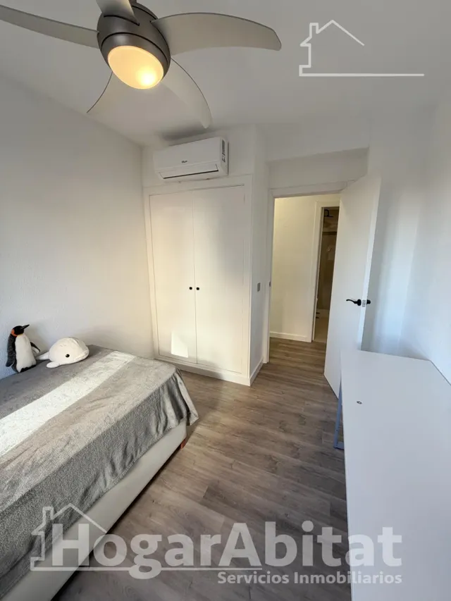 Disfruta del sol y la brisa del mar en este piso reformado con piscina, terraza y parking junto a la playa — 16