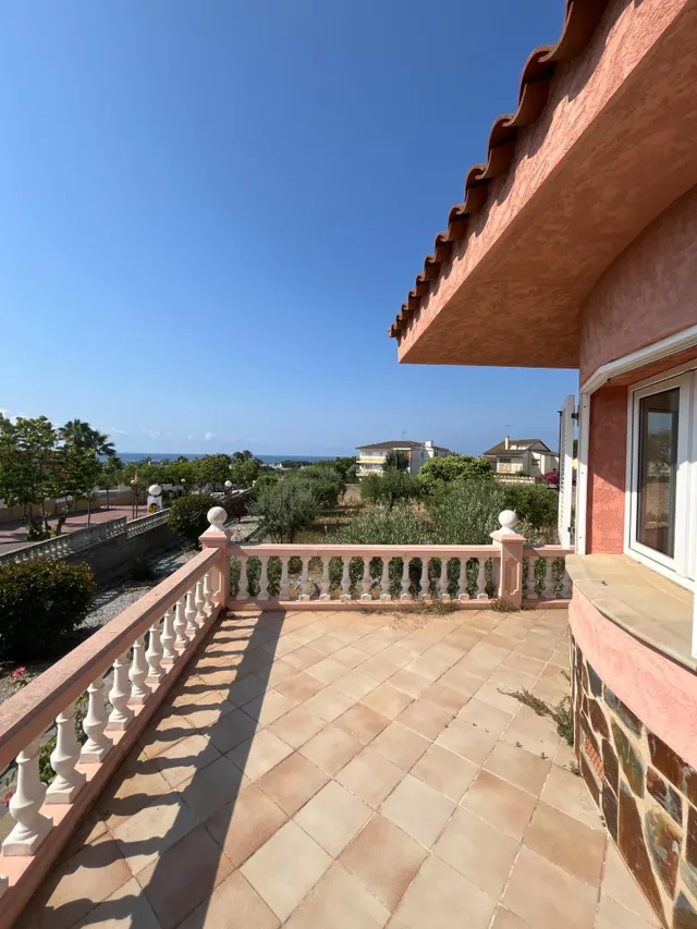 Chalet luminoso con vistas al mar en Creixell, zona La Masó. 3 habitaciones dobles, 2 baños , garaje y parcela de 1411 m2. — 13