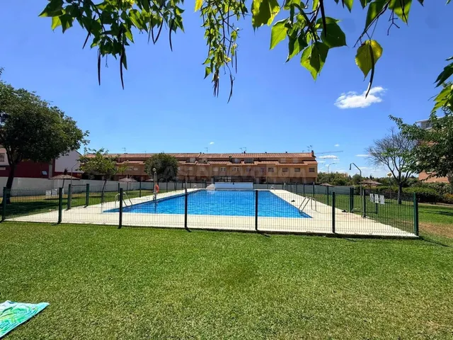 APARTAMENTO EN URBANIZACIÓN PRIVADA CON PISCINA. U. GUADIANA