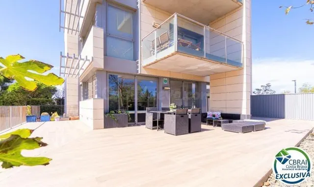 CLOT DELS FRANQUETS Planta baja de 3 dormitorios con 224 m2 
