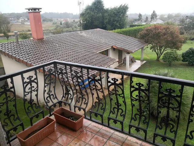 Excelente casa con finca de 2300 metros en Carballo - foto 3