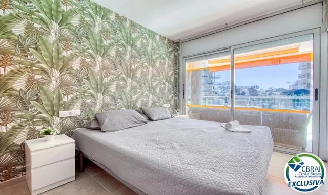 Apartamento moderno en planta baja con terraza y piscina en 