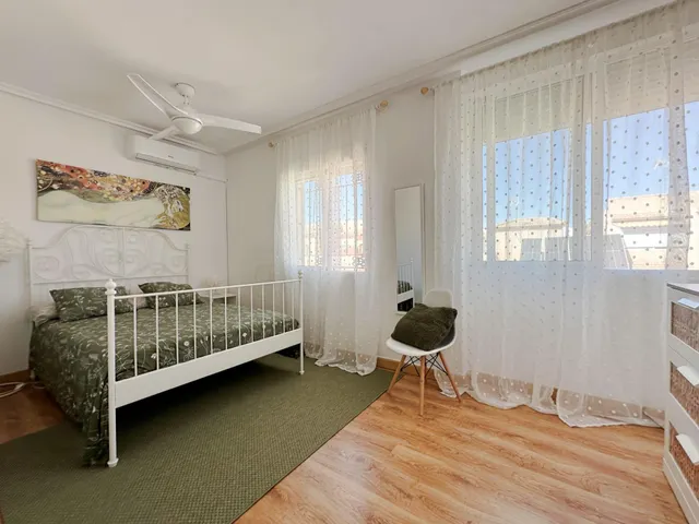Casa adosada reformada y espaciosa de tres plantas (86 m2) con 3 dormitorios, 2 baños y 1 aseo. Terraza frente, piscina comunitaria, cerca del La Zenia Boulevard y a tan solo 650 m de Playa Flamenca — 25