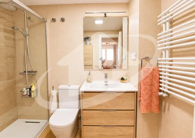 Impresionante Piso Reformado en Sabadell con Vistas y Comodidades — 26