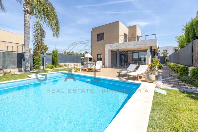 COMPRAR CHALET INDEPENDIENTE CON PISCINA PRIVADA, 4 DORMITOR