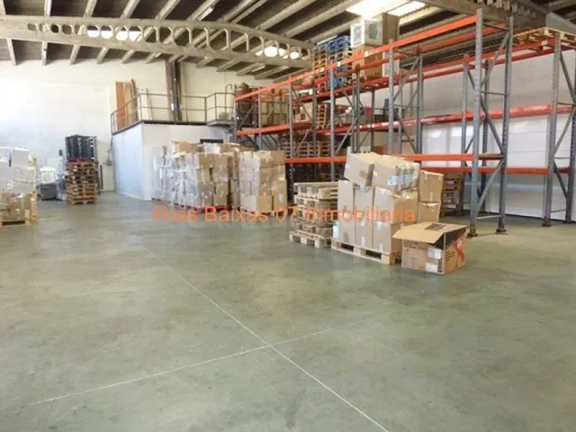REF 4866 NAVE SEMIDIAFANA 700 m2 CON 4 OFICINAS Y BAÑOS - foto 2