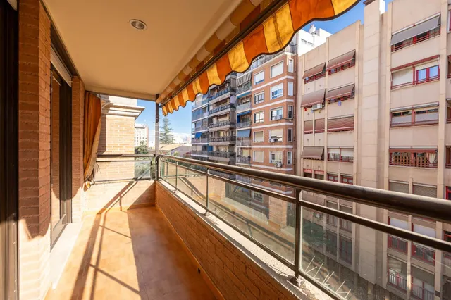 Espacio, luz y ubicación inmejorable: tu nuevo hogar en el c