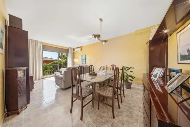 Chalet adosado en venta en Palau Savardera - foto 2