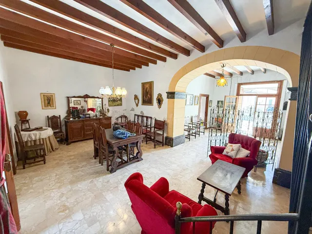 SEÑORIAL CASA EN EL PUEBLO DE CONSELL CON JARDÍN PRIVADO