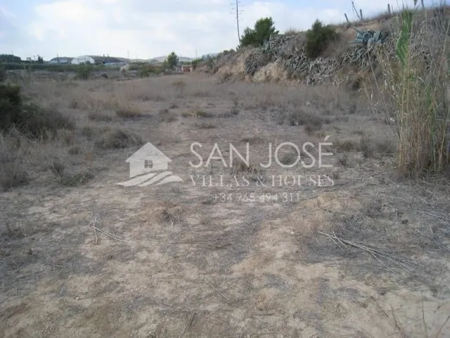 VENTA DE PARCELA CON POSIBILIDAD DE ALBERGUE EN ASPE EN LAS  - foto 3