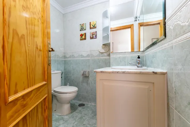 Piso de 3 dormitorios en Puerto de Estepona a 100 metros del paseo maritimo. — 26