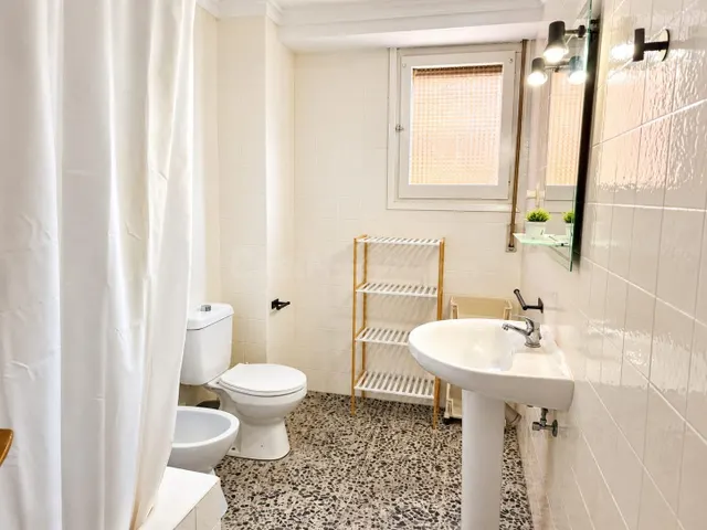 VIVIENDA CON CUATRO DORMITORIOS EN MUY BUEN ESTADO - foto 5