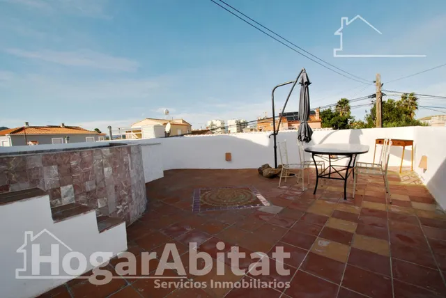 CASA SEMINUEVA Y ESQUINERA CON TERRAZA CERCA DE LA PLAYA — 32