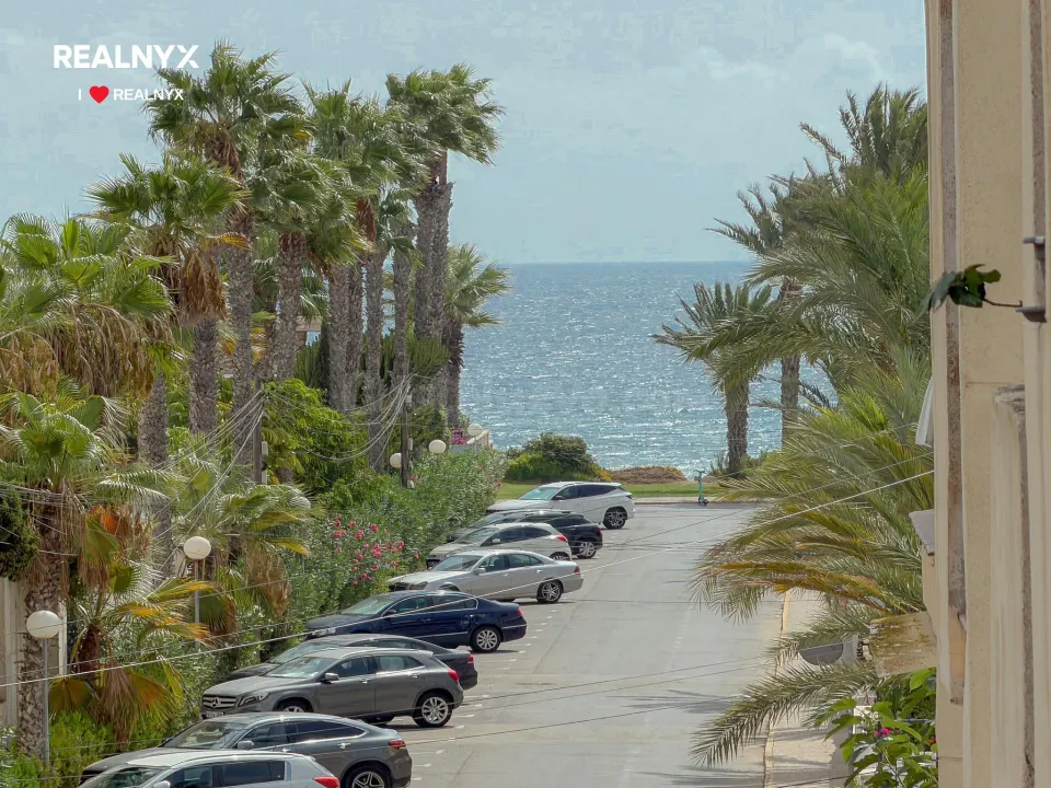 La Veleta! Acogedor apartamento exterior , con amplia terraza y vistas laterales al mar ubicación en urbanización exclusiva con piscina a 150 metros del mar