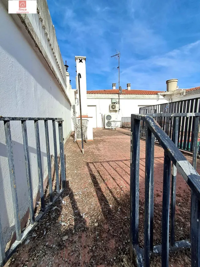 Se vende vivienda doble en Montijo, zona centro, plaza santa clara, a tres calles, con garaje y piscina — 23
