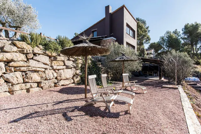 VENTA CHALET EN CASTELLFOLLIT DEL BOIX JARDÍN Y VISTAS!! — 2