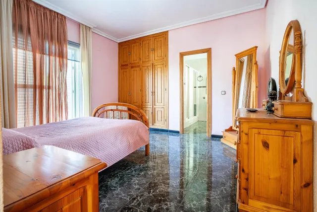 Chalet independiente con piscina privada, amplio jardín y 6 dormitorios en Bollullos de la Mitación — 14