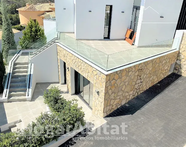 CHALET SEMINUEVO CON PISCINA, GARAJE Y VISTAS DESPEJADAS — 24