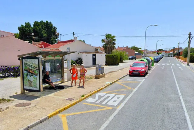 Bungalow reformado con 2 dormitorios, 1 baño y una amplia terraza frontal. Zona tranquila cerca de colegios y con buenas conexiones de transporte público. — 38
