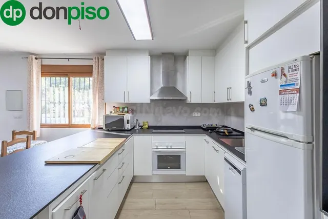Encantadora Casa de una Planta con Amplio Terreno y Piscina  - foto 4