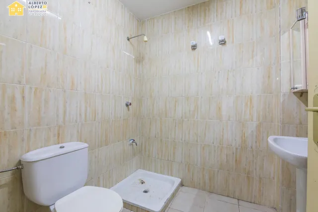 Local de 200 metros en venta en el centro de El Altet. — 20