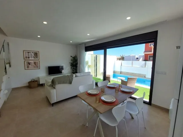 VILLA DE 3 DORMITORIOS Y 3 BAÑOS EN SAN PEDRO DEL PINATAR (M
