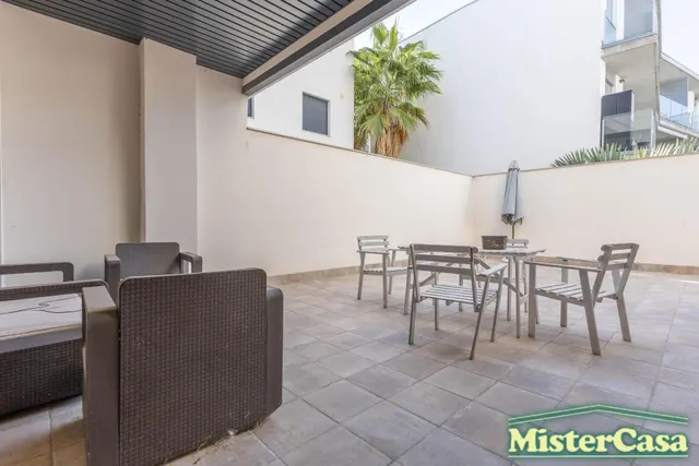 EXCLUSIVA!! Piso 3 dormitorios , 2 baños ,garaje y trastero . Gran patio  y piscina comunitaria . ROTA — 36