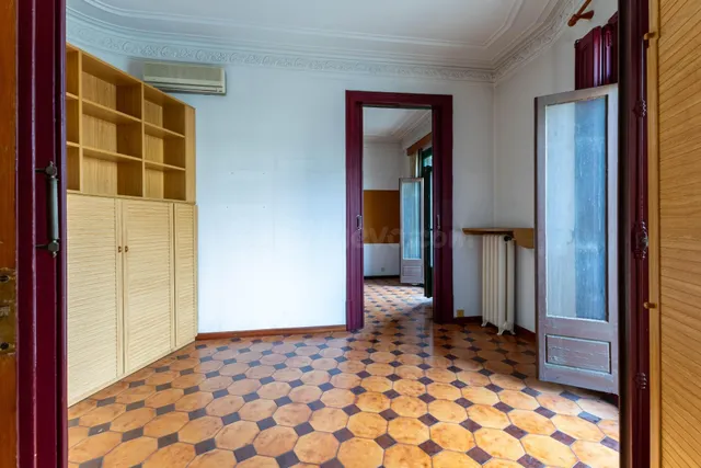 Inmobiliaria en Barcelona . Venta de piso finca regia en Ens - foto 3