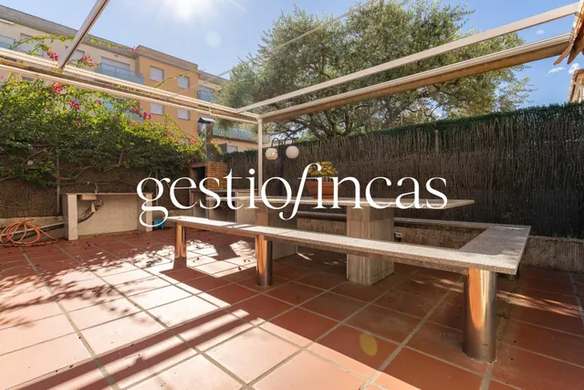 Espectacular bajo con gran jardín privado, piscina y parking a 5 minutos del mar — 34