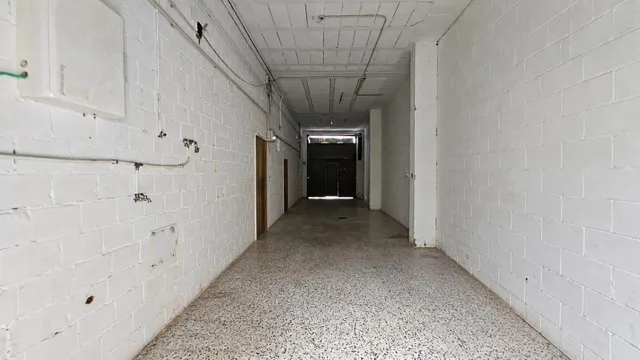 Nave comercial con alojamiento, aparcamiento y parcela en A Gándara — 11
