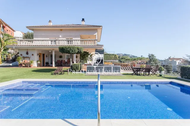 Espectacular casa en venta en Alella con piscina y vistas al - foto 2