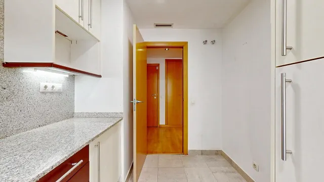 Poblenou: luz natural, dos amplias habitaciones y parking y trastero incluidos en el precio. — 28