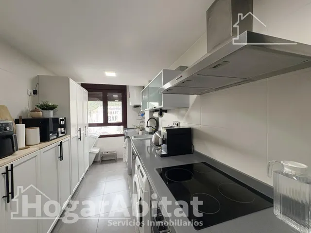 ¡Hogar de lujo! Amplio, sofisticado y reformado, con patio y garaje, todo amueblado — 30