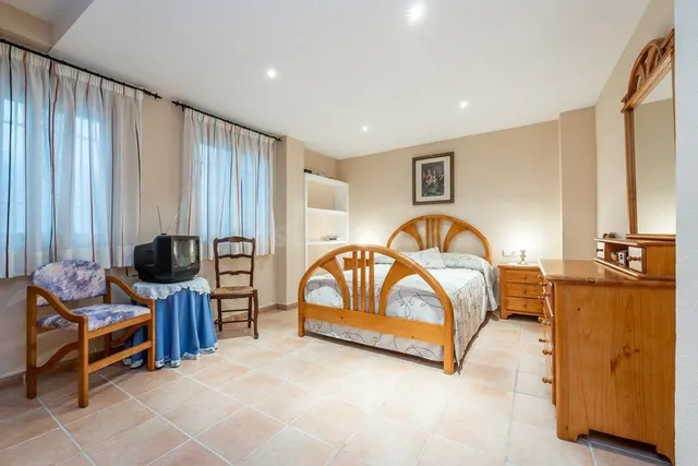 Piso en el centro de Granada, totalmente reformado con dos grandes dormitorios y un baño — 2