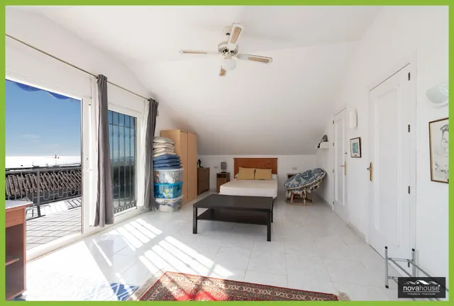 Chalet independiente con piscina privada y vistas al mar — 41
