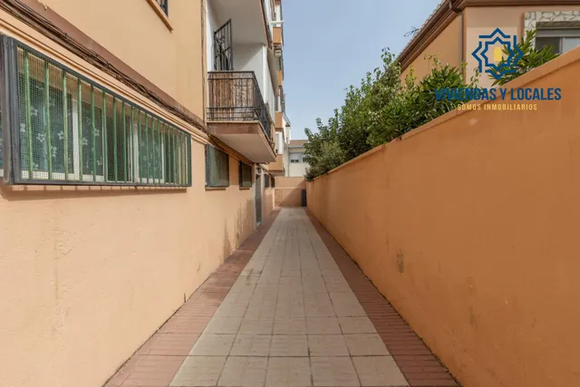 Piso 3 habitaciones en Calle Santa Margarita, junto Cmno. Bajo de Huétor — 30
