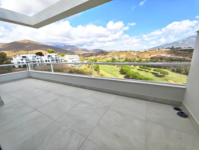 Exclusivo Ático Dúplex en Primera Línea de Golf | 215,51 m2 de Lujo, Vistas Abiertas y Solárium Privado — 30