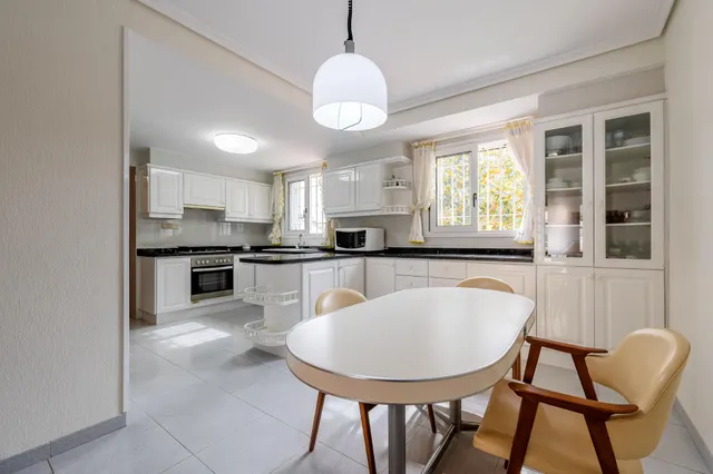 Amplia vivienda con piscina privada, terraza y garaje cerrado — 13