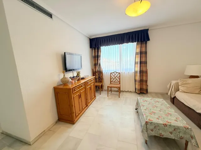 Apartamento con una gran terraza esquinera en  la urbanización Arpón II, en el kilómetro 4 de La Manga del Mar Menor. — 15