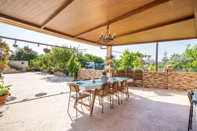 Finca rústica reformada con cédula, porche, piscina y huerto - foto 4