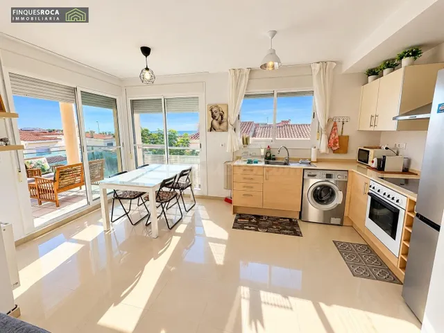 En Urbanizacion Serramar, Apartamento Esquinero, de 2 Dormitorios, Baño Completo, Terraza de 12 m2, Vistas Despejadas — 3