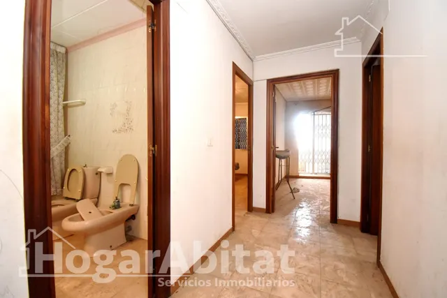 ESPACIOSA CASA CON LOCAL COMERCIAL, DOS TERRAZAS Y BALCÓN — 39