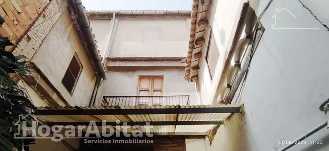 AMPLIA CASA CON MUCHA POSIBILIDAD Y TERRAZA — 47