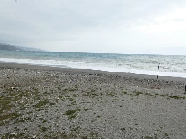 GRAN PISAZO AL LADO DEL MAR — 45