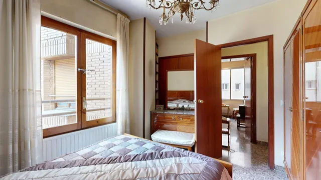Amplia Vivienda en Avenida César Augusto con Garaje — 10