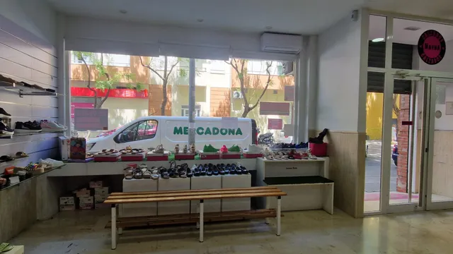 Local comercial con amplio escaparate en Puerta del Sur — 10