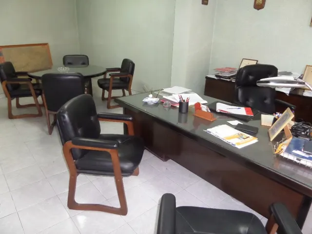 LOCAL COMERCIAL DE MAS DE 300 M2 — 13
