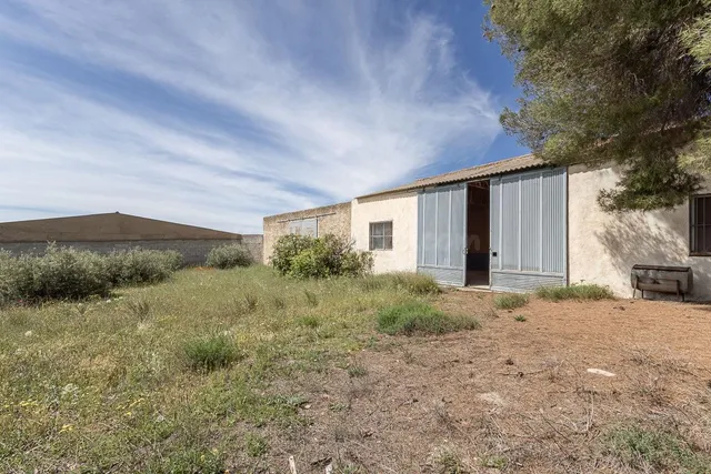 ESTUPENDO SOLAR URBANO CON NAVE EN PEDRO MARTÍNEZ — 2