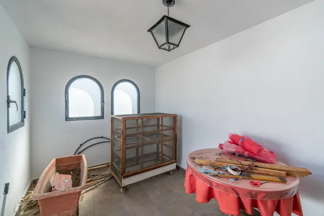 Gran Casa en Esquina en Atarfe – 4 Dormitorios, Piscina, Garaje y Espacio Comercial — 43